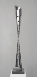Martin Willing: Gestrecktes Hyperboloid, H&ouml;henachse zehnfach, 2002/2005, 6 Exemplare und 4 K&uuml;nstlerexemplare, Duraluminium, ges&auml;gt, gebogen, in Aluminiumplatte eingepasst, H 121 cm, Grundplatte 18x18 cm